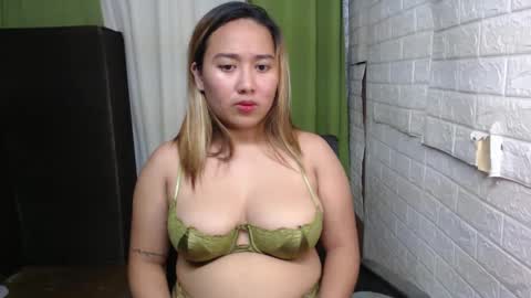 Snapshot of emely_slutxxx chatting on 12/29/24, 02:21 Emely online show from 12/29/24, 02:21