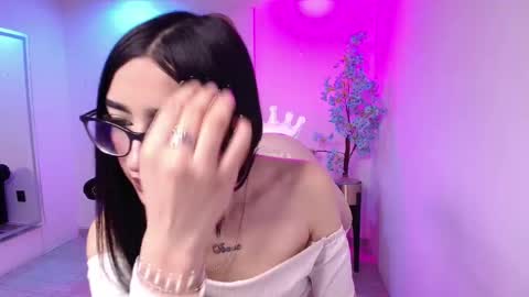 Snapshot of emiily_andrews chatting on 11/25/25, 08:31 Emiily online show from 11/25/25, 08:31