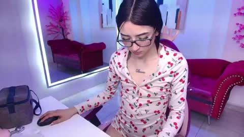 Snapshot of emiily_andrews chatting on 05/23/26, 07:18 Emiily online show from 05/23/26, 07:18