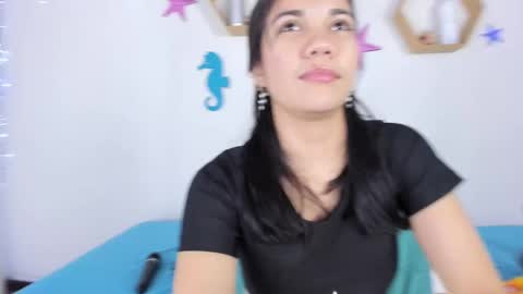 Snapshot of emiily_parkerr chatting on 02/11/25, 09:09 Emily online show from 02/11/25, 09:09