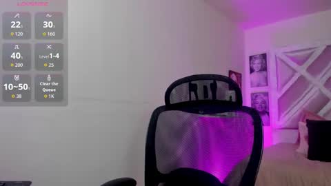Snapshot of emilayton_ chatting on 10/22/25, 06:40 emilayton_ online show from 10/22/25, 06:40