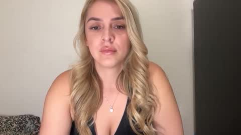 Snapshot of emilelovesyou chatting on 11/11/25, 06:13 emilelovesyou online show from 11/11/25, 06:13