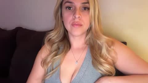 Snapshot of emilelovesyou chatting on 01/16/26, 04:27 emilelovesyou online show from 01/16/26, 04:27