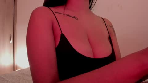 Snapshot of emilia_ghendle chatting on 01/21/25, 04:48 Emilia Big Boobs online show from 01/21/25, 04:48