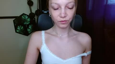 Emilly online show from 04/21/26, 05:47