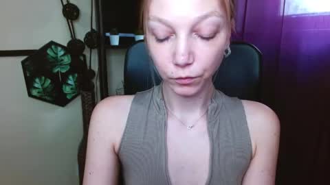 Snapshot of emilly_xkiss chatting on 04/22/26, 02:18 Emilly online show from 04/22/26, 02:18