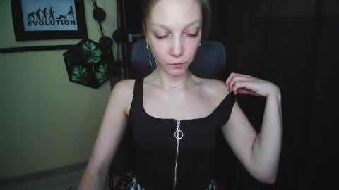 Snapshot of emilly_xkiss chatting on 04/29/26, 12:42 Emilly online show from 04/29/26, 12:42
