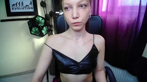 Snapshot of emilly_xkiss chatting on 05/14/26, 06:20 Emilly online show from 05/14/26, 06:20