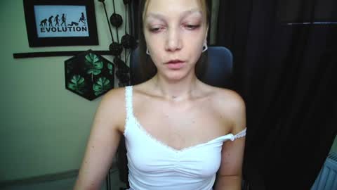 Snapshot of emilly_xkiss chatting on 06/18/26, 05:51 Emilly online show from 06/18/26, 05:51