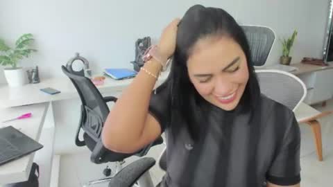 Snapshot of emillybrowm chatting on 06/19/26, 03:27 Emilly online show from 06/19/26, 03:27