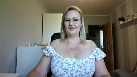 EmillyLove online show from 05/27/26, 06:32