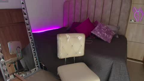 Snapshot of emily_____ chatting on 02/13/25, 09:17  emily valentina     online show from 02/13/25, 09:17