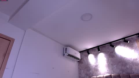 Snapshot of emily_____ chatting on 09/25/25, 01:42  emily valentina     online show from 09/25/25, 01:42