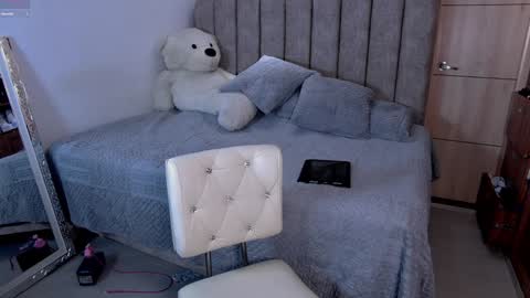 Snapshot of emily_____ chatting on 10/28/25, 12:14  emily valentina     online show from 10/28/25, 12:14