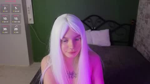 Snapshot of emily__hamilton chatting on 06/18/26, 01:17 Emily online show from 06/18/26, 01:17