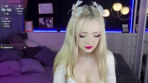 Snapshot of emily_air chatting on 12/22/24, 09:31 Emily online show from 12/22/24, 09:31