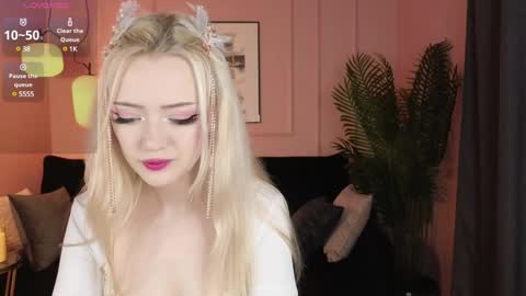 Snapshot of emily_air chatting on 12/25/24, 01:41 Emily online show from 12/25/24, 01:41