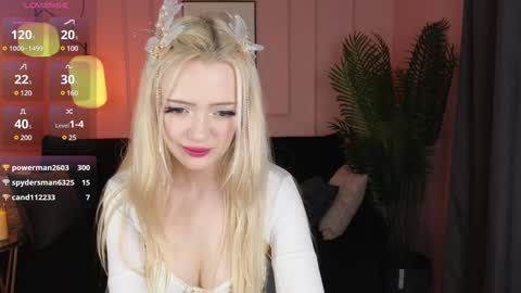 Snapshot of emily_air chatting on 12/25/24, 04:43 Emily online show from 12/25/24, 04:43