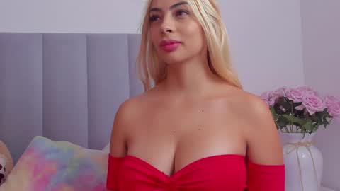 Snapshot of emily_briston chatting on 05/19/26, 12:33 Emily online show from 05/19/26, 12:33