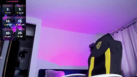 Snapshot of emily_brontez chatting on 01/05/25, 08:31 Juliana online show from 01/05/25, 08:31