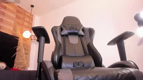 emily_brown04 online show from 12/15/25, 11:14