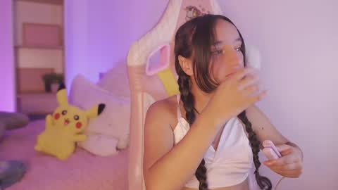 Snapshot of emily_jonexs_ chatting on 06/06/26, 03:06 mily online show from 06/06/26, 03:06