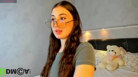 Snapshot of emily_lews chatting on 03/05/26, 01:23 Emily online show from 03/05/26, 01:23