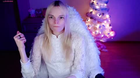 Snapshot of emily_nyaffe chatting on 12/22/24, 09:31 Lia online show from 12/22/24, 09:31