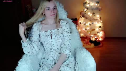 Snapshot of emily_nyaffe chatting on 01/08/25, 12:28 Lia online show from 01/08/25, 12:28