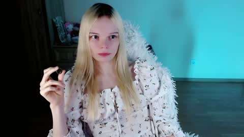 Snapshot of emily_nyaffe chatting on 02/07/25, 02:47 Lia online show from 02/07/25, 02:47