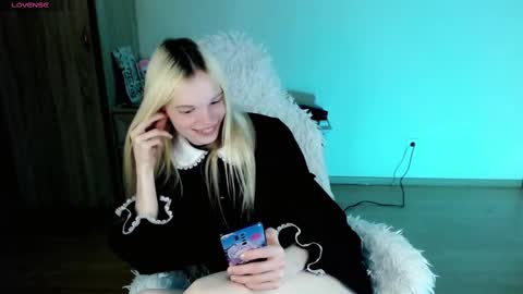 Snapshot of emily_nyaffe chatting on 02/09/25, 11:25 Lia online show from 02/09/25, 11:25