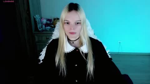 Snapshot of emily_nyaffe chatting on 02/10/25, 11:23 Lia online show from 02/10/25, 11:23