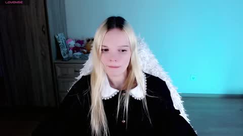 Snapshot of emily_nyaffe chatting on 02/11/25, 11:44 Lia online show from 02/11/25, 11:44