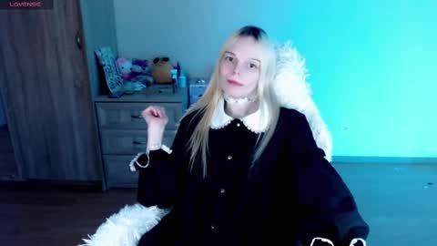 Snapshot of emily_nyaffe chatting on 02/20/25, 10:48 Lia online show from 02/20/25, 10:48