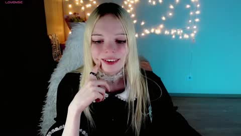 Snapshot of emily_nyaffe chatting on 02/25/25, 01:52 Lia online show from 02/25/25, 01:52