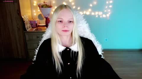 Snapshot of emily_nyaffe chatting on 03/01/25, 05:38 Lia online show from 03/01/25, 05:38