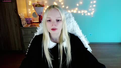 Snapshot of emily_nyaffe chatting on 03/01/25, 11:47 Lia online show from 03/01/25, 11:47