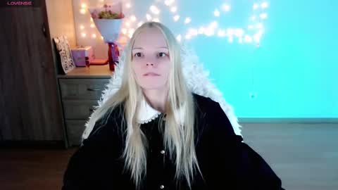 Snapshot of emily_nyaffe chatting on 03/02/25, 11:42 Lia online show from 03/02/25, 11:42