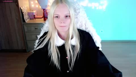 Snapshot of emily_nyaffe chatting on 03/03/25, 02:47 Lia online show from 03/03/25, 02:47