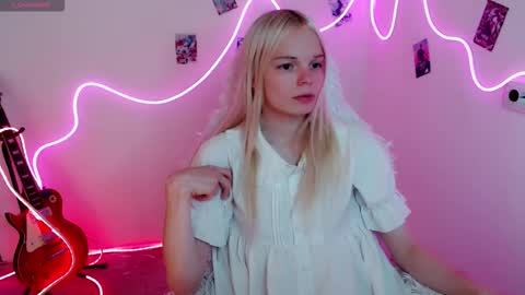 Snapshot of emily_nyaffe chatting on 09/09/25, 11:43 Lia online show from 09/09/25, 11:43