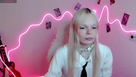 Snapshot of emily_nyaffe chatting on 09/21/25, 07:48 Lia online show from 09/21/25, 07:48