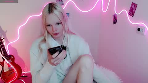 Snapshot of emily_nyaffe chatting on 09/23/25, 09:01 Lia online show from 09/23/25, 09:01