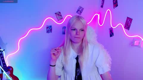 Snapshot of emily_nyaffe chatting on 10/03/25, 11:57 Lia online show from 10/03/25, 11:57