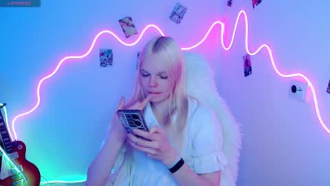 Snapshot of emily_nyaffe chatting on 10/19/25, 05:02 Lia online show from 10/19/25, 05:02