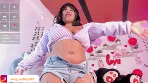 Snapshot of emily_restrepoo chatting on 02/17/25, 10:40 Emily online show from 02/17/25, 10:40