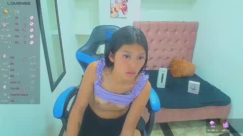 Snapshot of emily_rosse04 chatting on 01/30/25, 06:10 online show from 01/30/25, 06:10