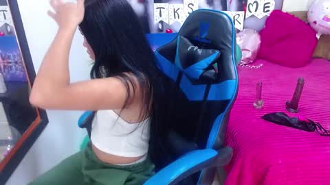 Snapshot of emily_rosse04 chatting on 02/12/25, 12:22 online show from 02/12/25, 12:22