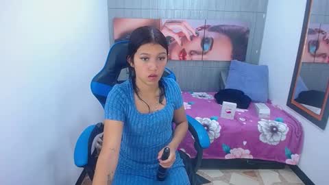 Snapshot of emily_rosse04 chatting on 03/03/25, 12:27 online show from 03/03/25, 12:27
