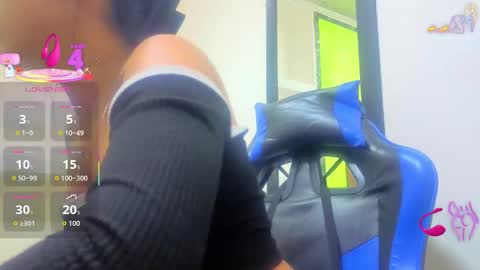 Snapshot of emily_rosse04 chatting on 12/21/25, 12:45 online show from 12/21/25, 12:45