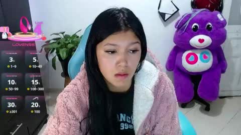 Snapshot of emily_rosse04 chatting on 04/17/26, 11:24 online show from 04/17/26, 11:24